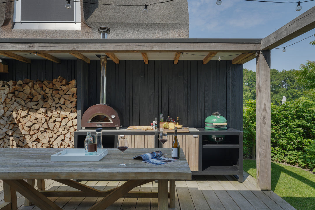 Luxe buitenkeuken bij watervilla